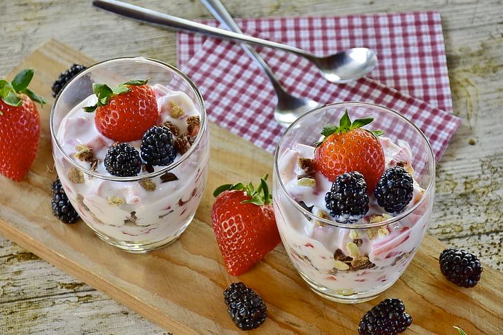 greek yogurt parfait with berries